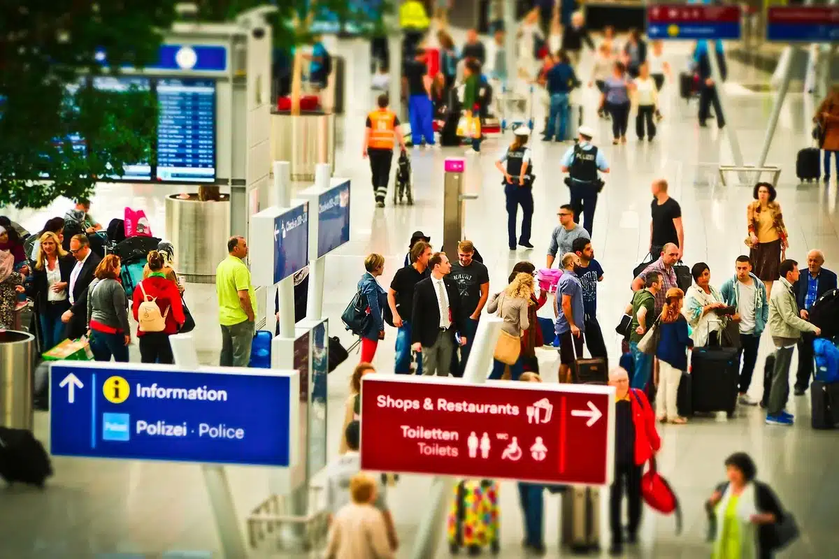 Documents de voyage posés sur une table: carte d'embarquement et reçus