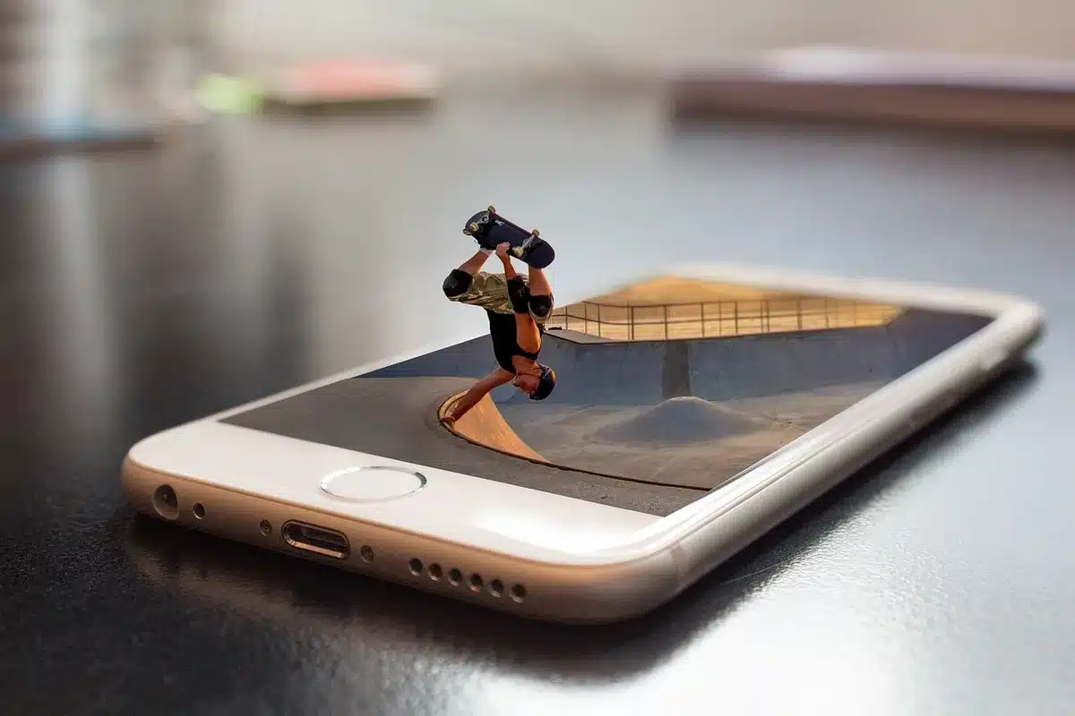 Smartphone avec interface de montage vidéo et images de voyage éparpillées