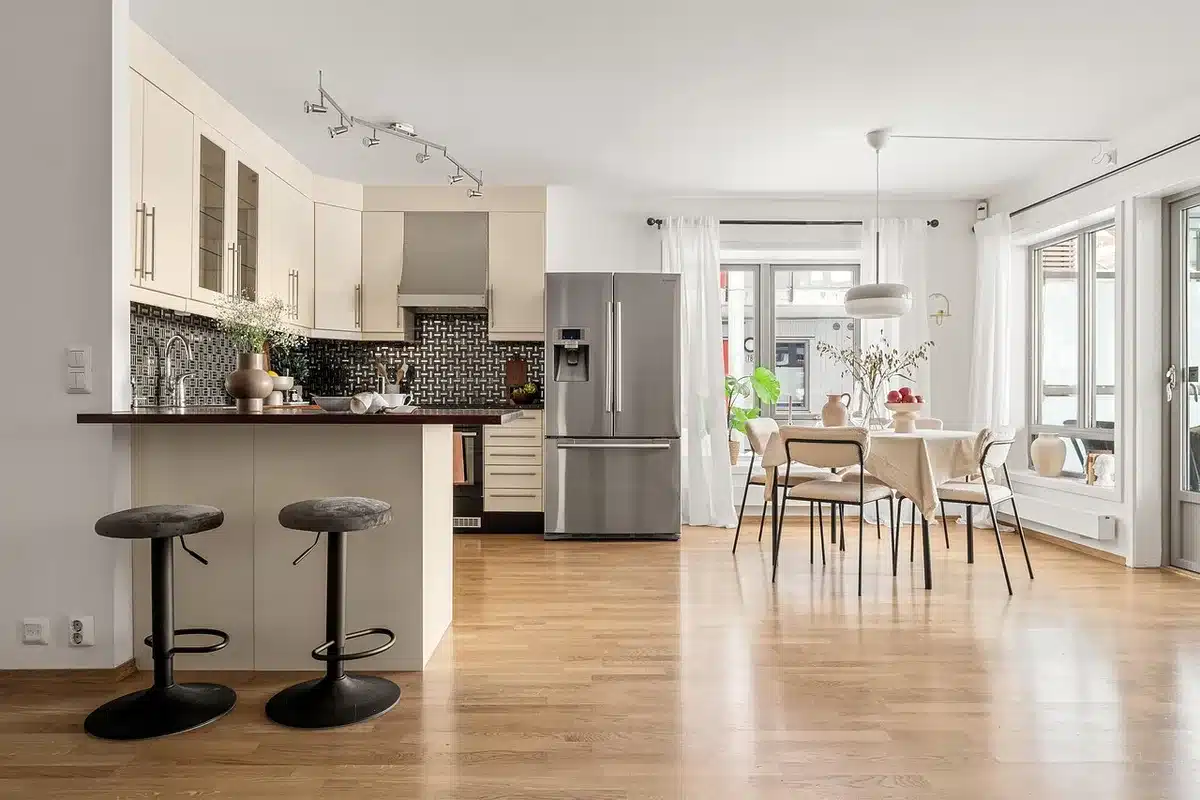 Cuisine d'un appartement de vacances avec espace repas et jouets d'enfants