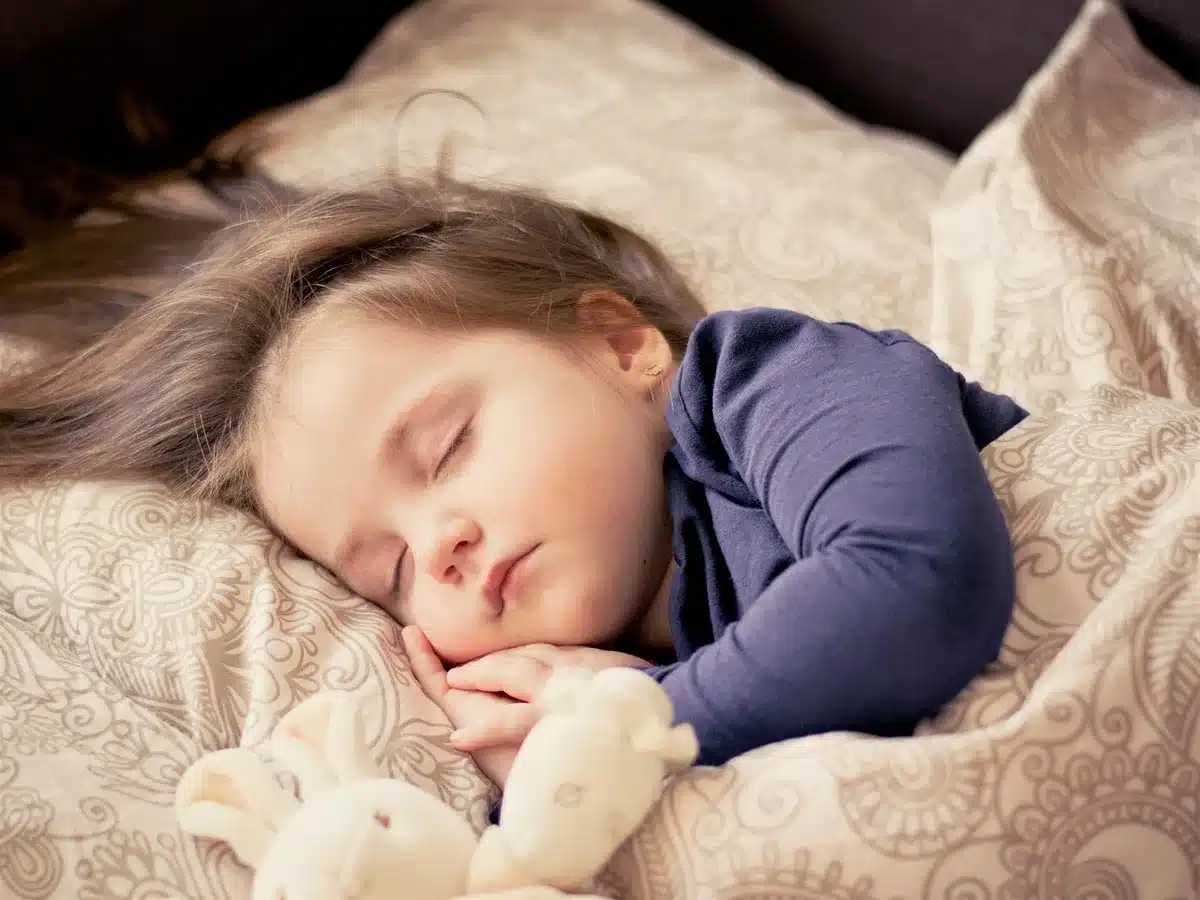 Chambre avec lit bébé et barrières de sécurité installés