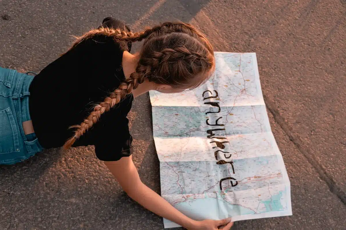 Famille planifiant une sortie nature avec carte et sacs