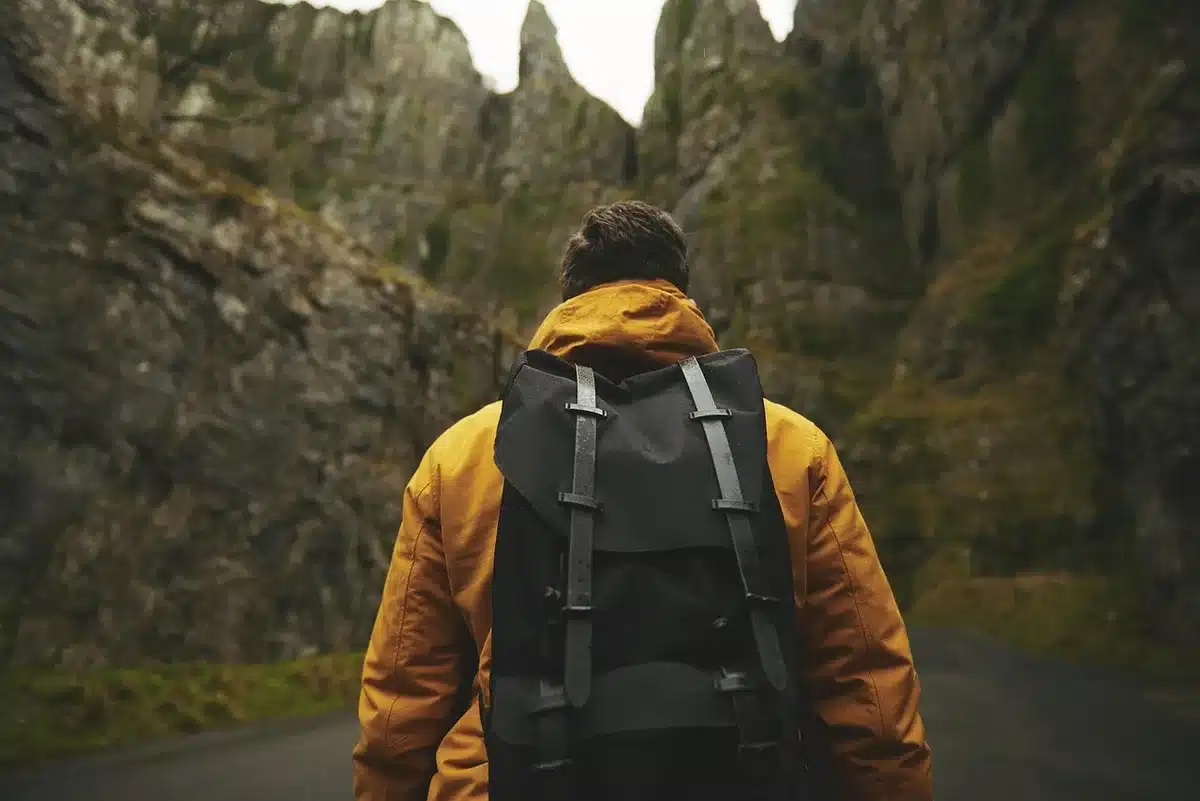 Sac à dos, gourde et chaussures prêtes pour une journée d'accrobranche