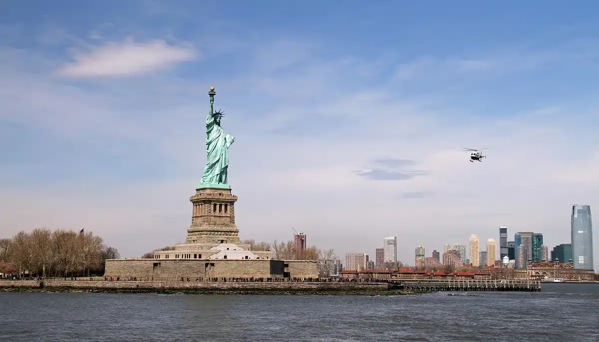 Vue de la Statue de la Liberté et de la skyline de Manhattan depuis la rive