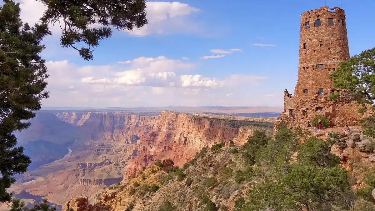 Belvédère au Grand Canyon au lever du soleil avec vue sur les couches rocheuses