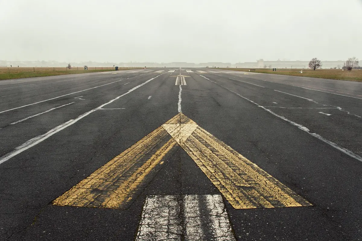 Piste d'aéroport vide au crépuscule montrant l'absence d'activité
