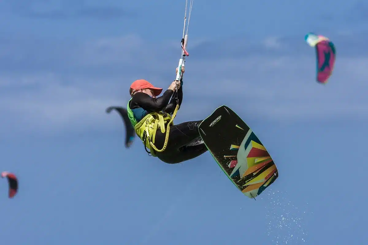 Plage et kitesurfeurs à Prasonisi avec eau et vent