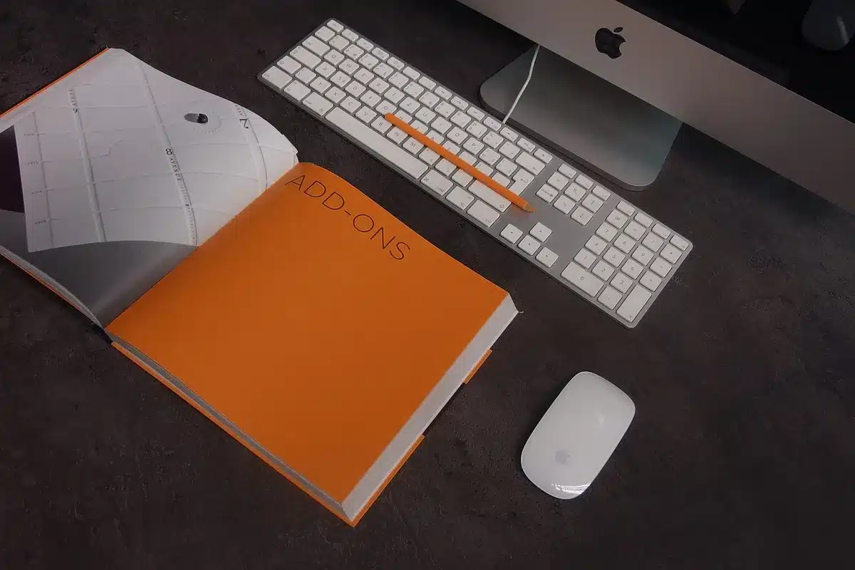 Bureau clair avec ordinateur éteint et carnet, illustrant une reprise en douceur
