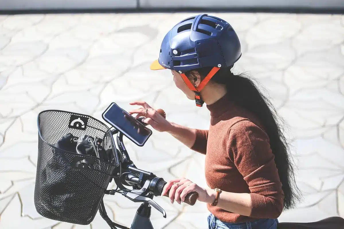 Cycliste avec vélo électrique sur une route de campagne en journée