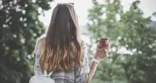 Voyageur anonyme travaillant sur un ordinateur portable dans un café d'aéroport
