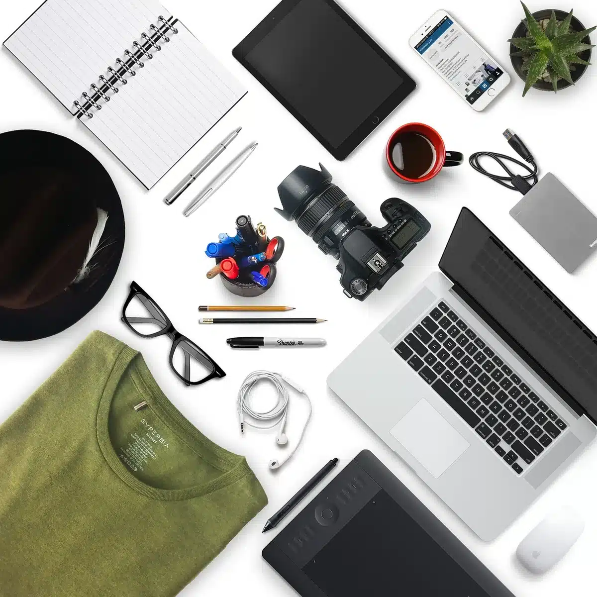 Ordinateur portable et smartphone sur une table de café, préparation au voyage