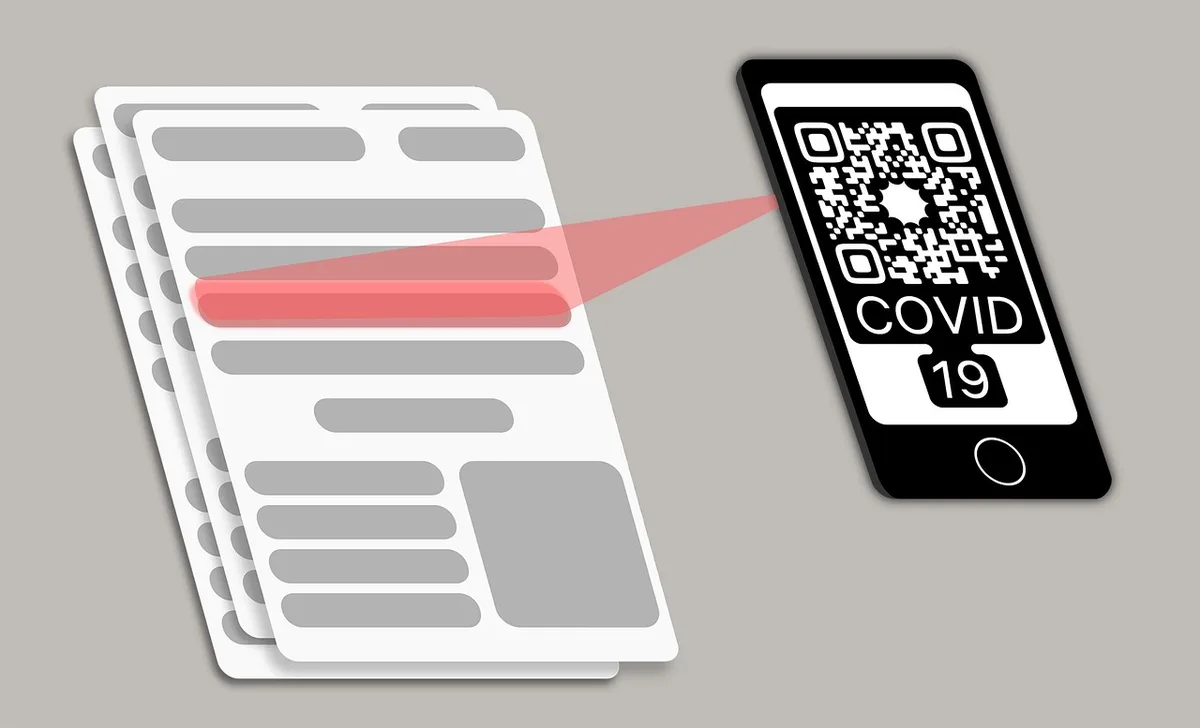 Main scannant un QR code pour installer une eSIM sur un smartphone