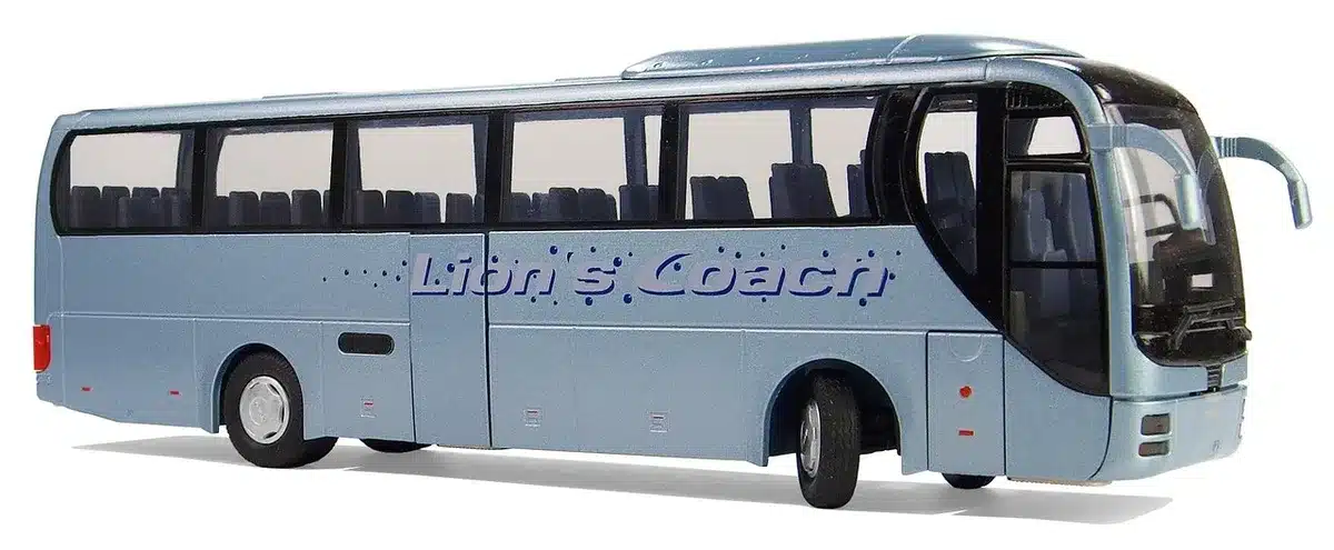 Navette de liaison et voyageurs avec bagages en extérieur