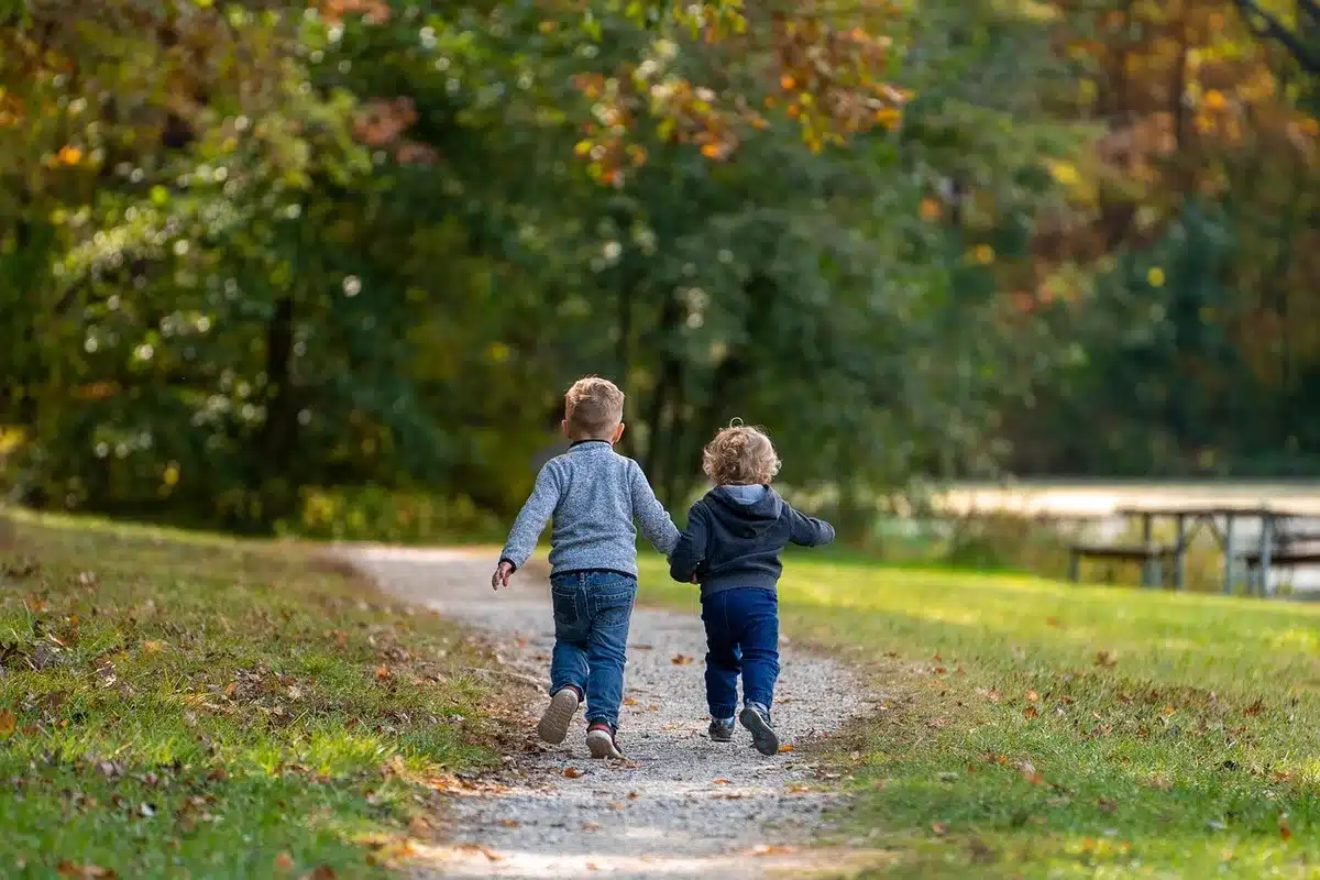 Famille préparant un pique-nique et vérifiant des chaussures près d'une aire de stationnement