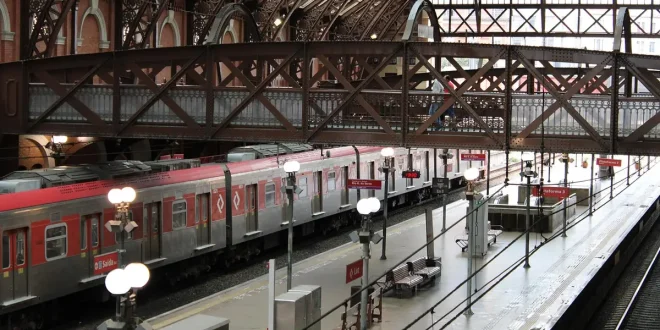 Quai de gare italien au petit matin avec une valise et un panneau d'horaires générique