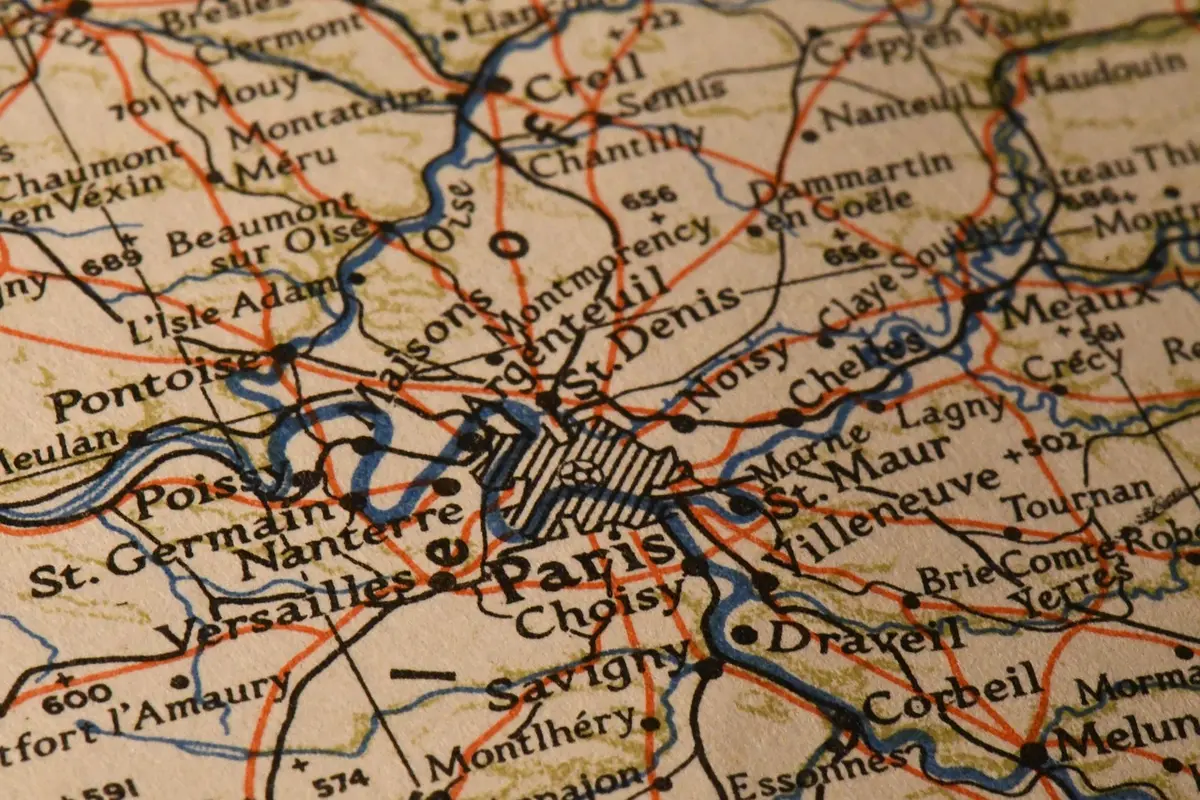 Chaussures de randonnée et une carte sur un banc avant une montée à Lausanne