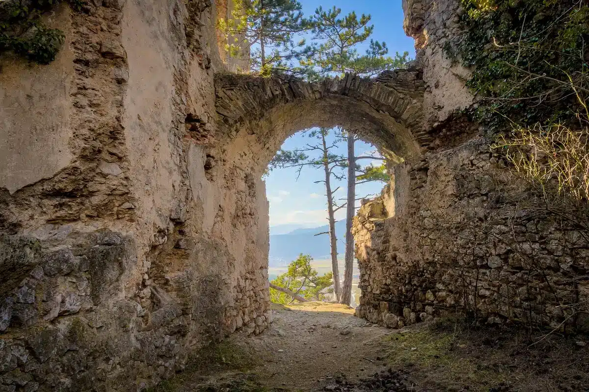 Vestiges de murailles sur un promontoire avec vue panoramique