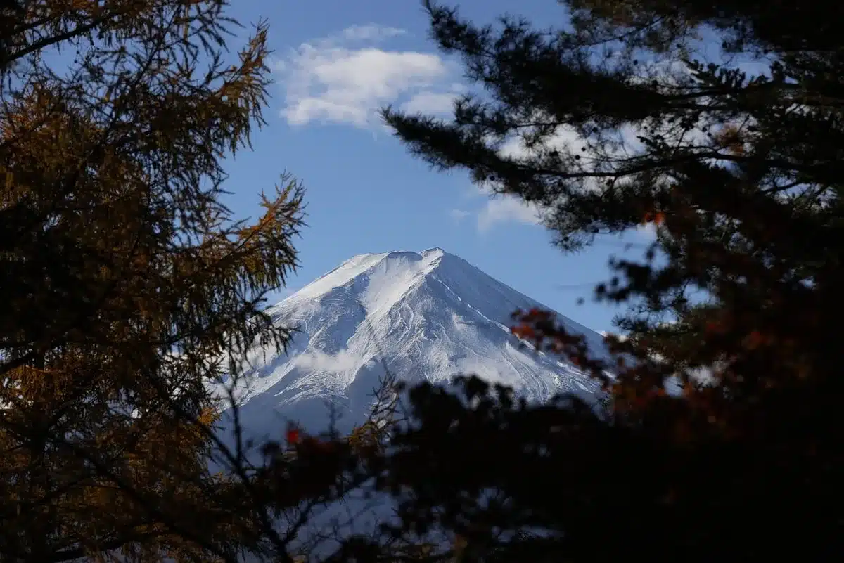 Vue de jour sur un onsen traditionnel avec le Mont Fuji à distance