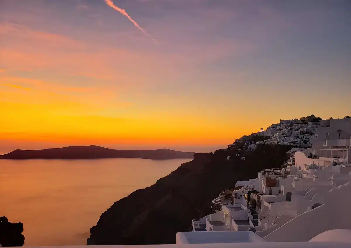 Villages blancs de Santorin perchés sur la caldeira au bord de la mer Égée