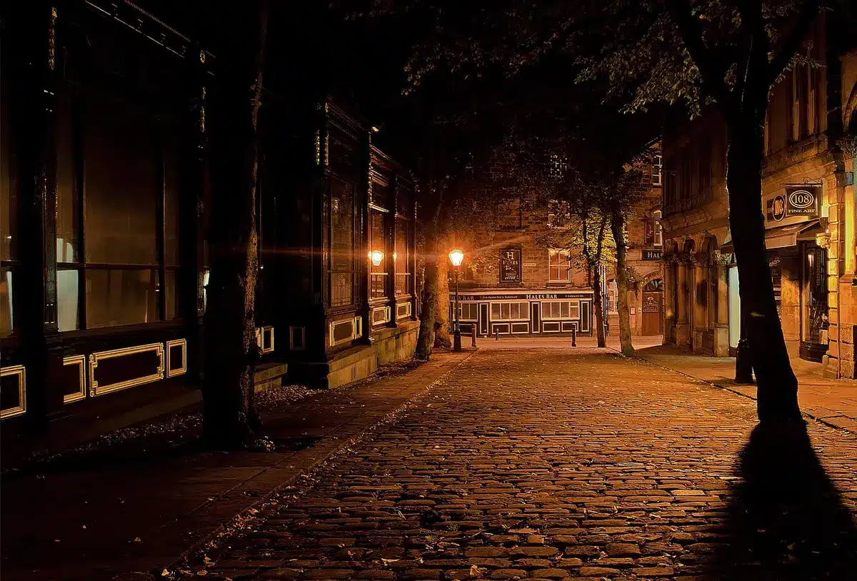 Ruelle pavée de la vieille ville de Palma avec vue sur la cathédrale