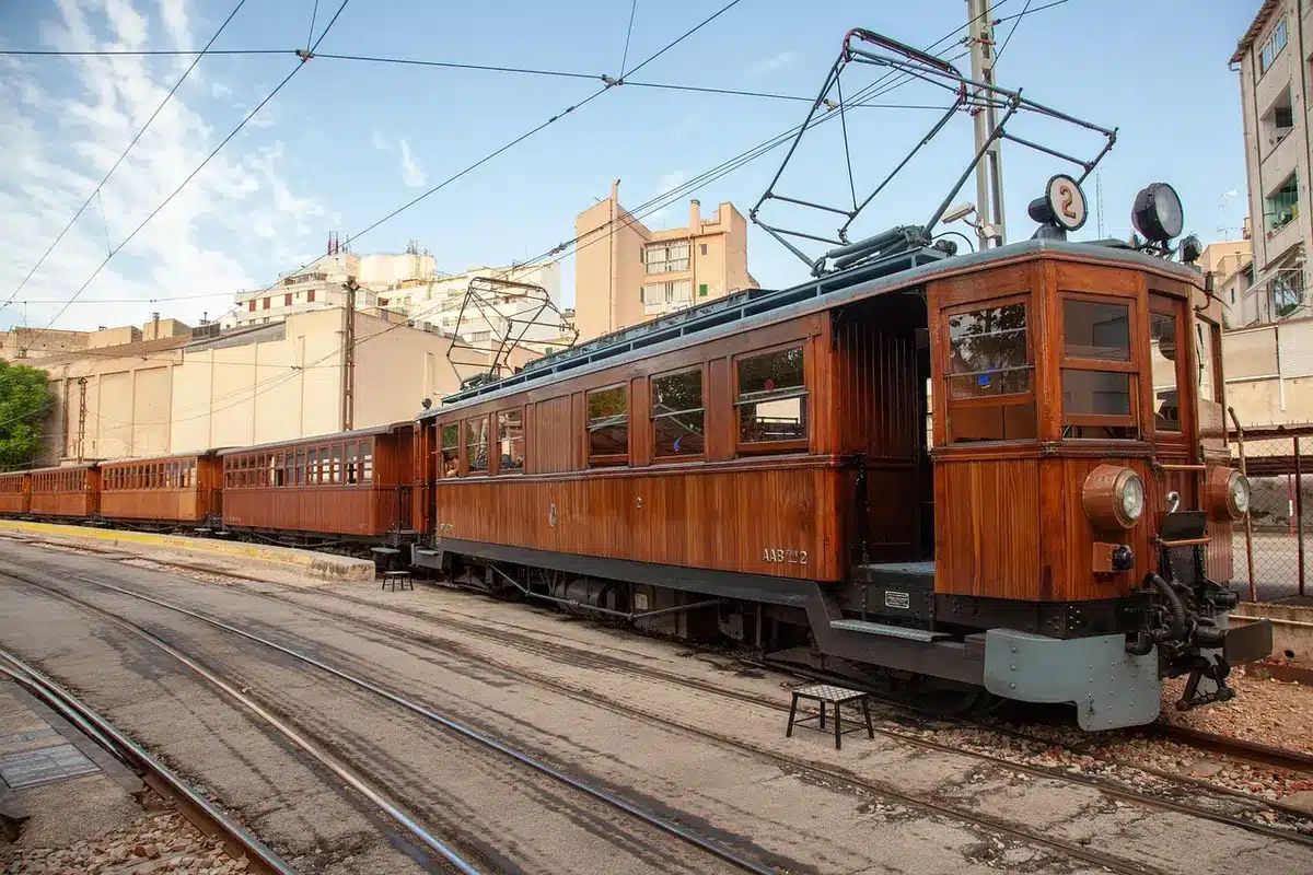 Le train historique de Sóller traversant des vergers d'orangers
