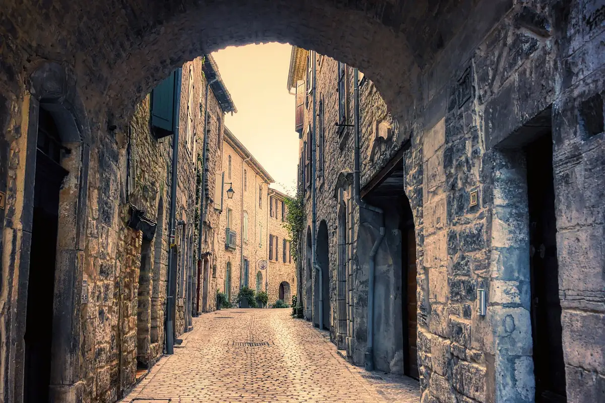 Ruelle pavée avec arcades et façades en pierre à Prats-de-Mollo