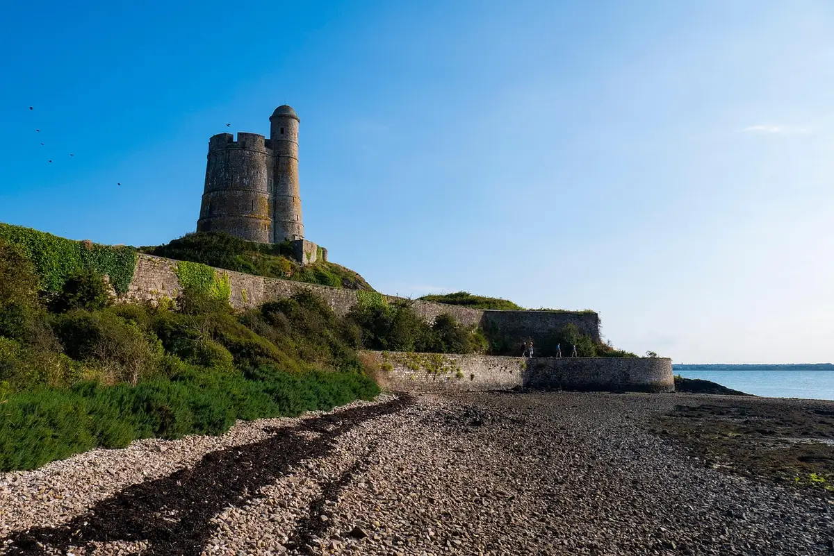 Fortifications en hauteur dominantes du Fort Lagarde vues de loin