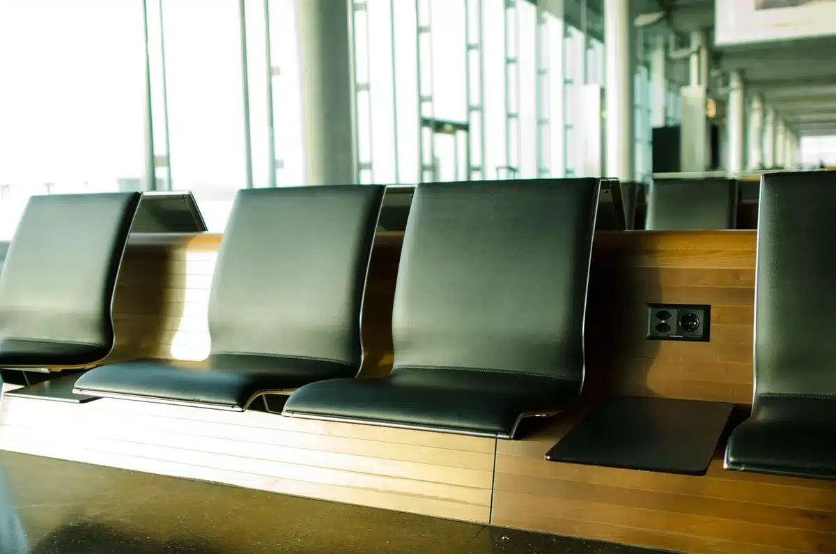 Hall d'aéroport vide la nuit avec sièges et panneaux d'embarquement