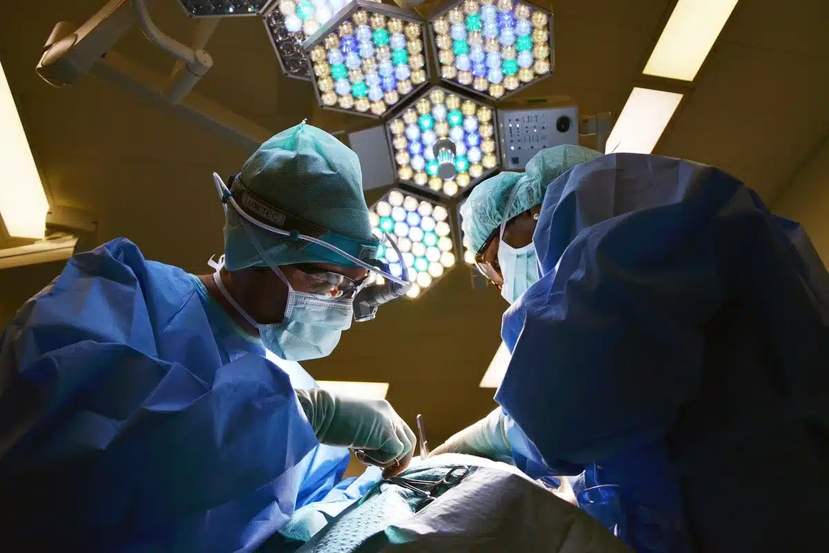 Personne préparant certificats médicaux et ordonnances sur une table
