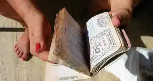 Trousse de médicaments, fauteuil pliant et documents sur une table à l'aéroport