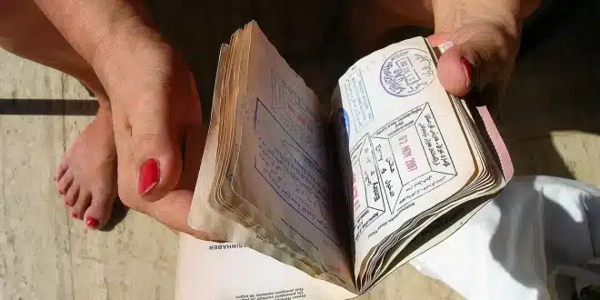 Trousse de médicaments, fauteuil pliant et documents sur une table à l'aéroport