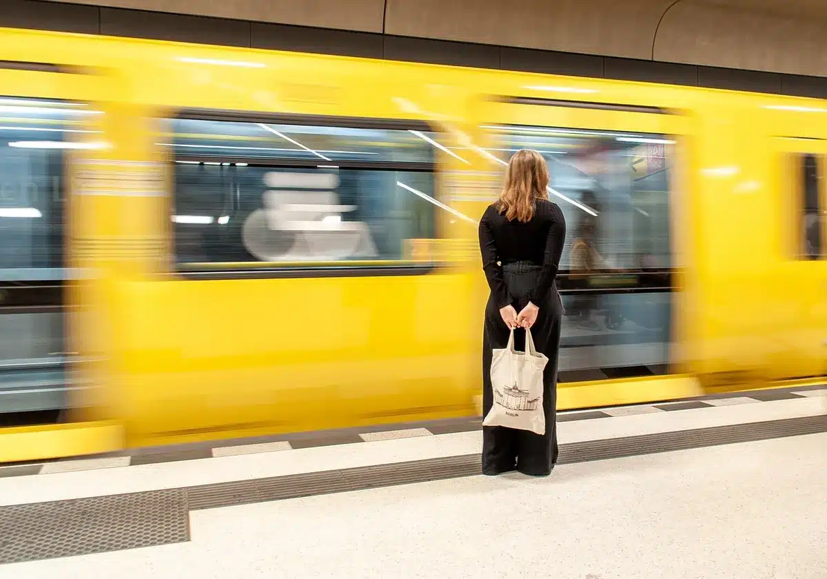 Passager utilisant une borne automatique pour acheter un billet