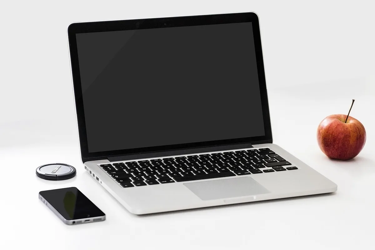Utilisateur anonyme sur un Wi‑Fi public avec laptop et smartphone