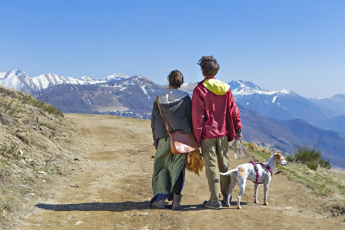 Valise ouverte et vêtements chauds prêts pour la montagne
