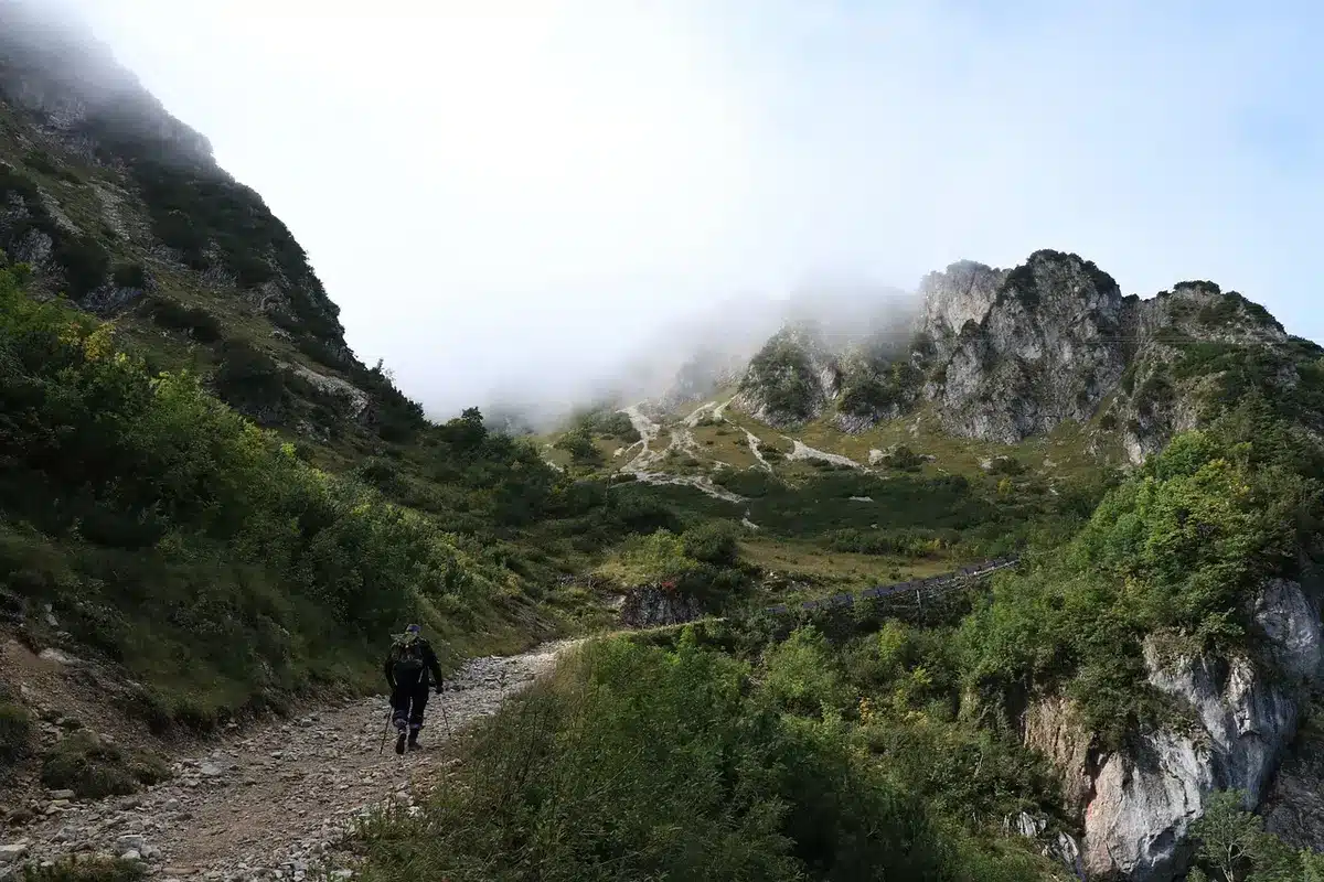 Sentier d'approche vers un château avec parking au pied