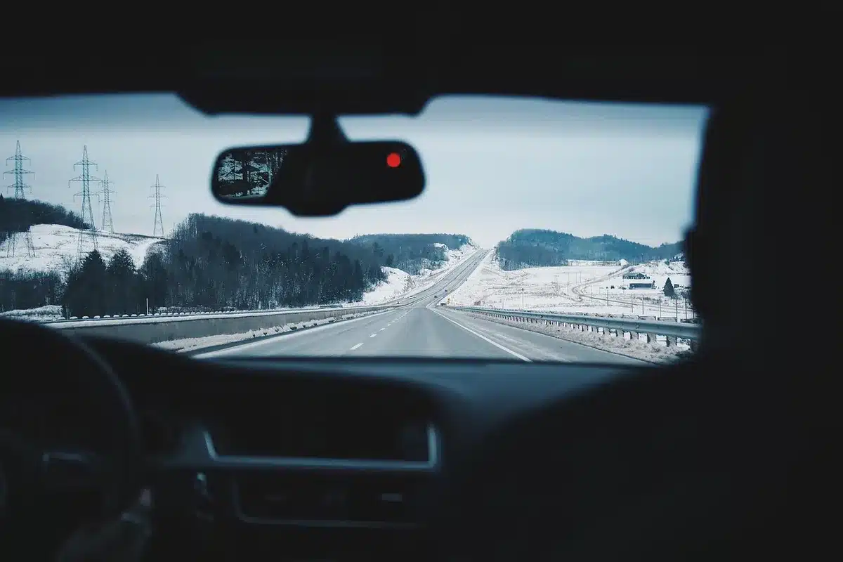Coffre de voiture chargé avec sacs et équipement d'urgence pour la route en hiver