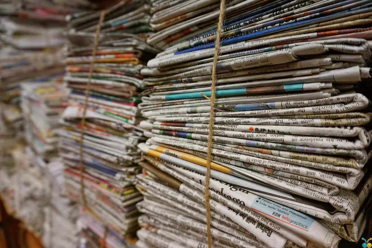 Cartes d'embarquement, confirmation de réservation et reçus posés sur une table