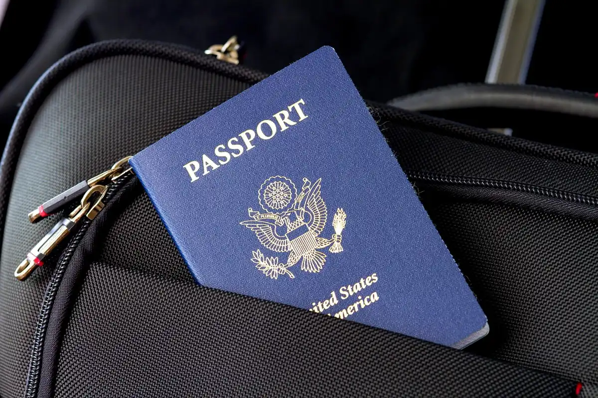 Passeport, billets et trousse de santé posés sur une table