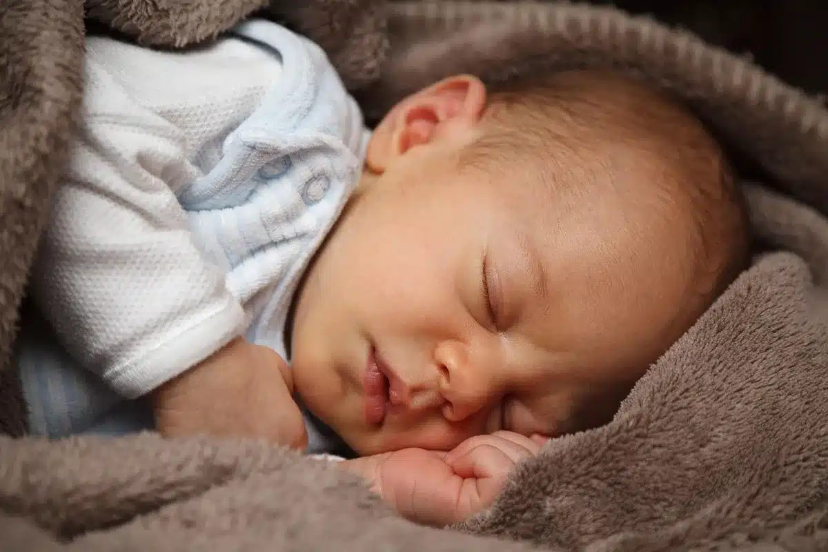 Checklist et équipement pour bébé près d'une poussette et d'un lit bébé