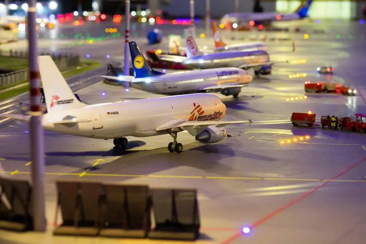 Main tenant une attestation médicale et des papiers de voyage à l'aéroport