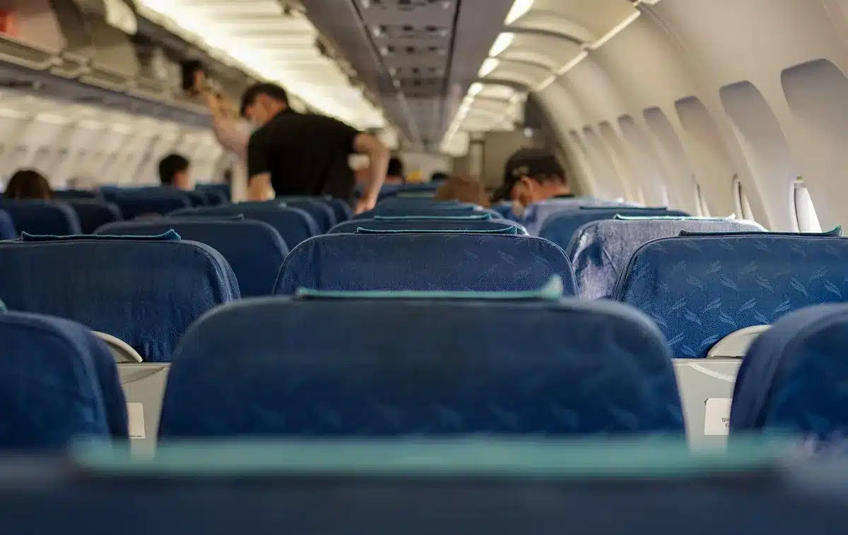 Intérieur d'avion montrant hublots et rangées de sièges pour expliquer la pressurisation en cabine