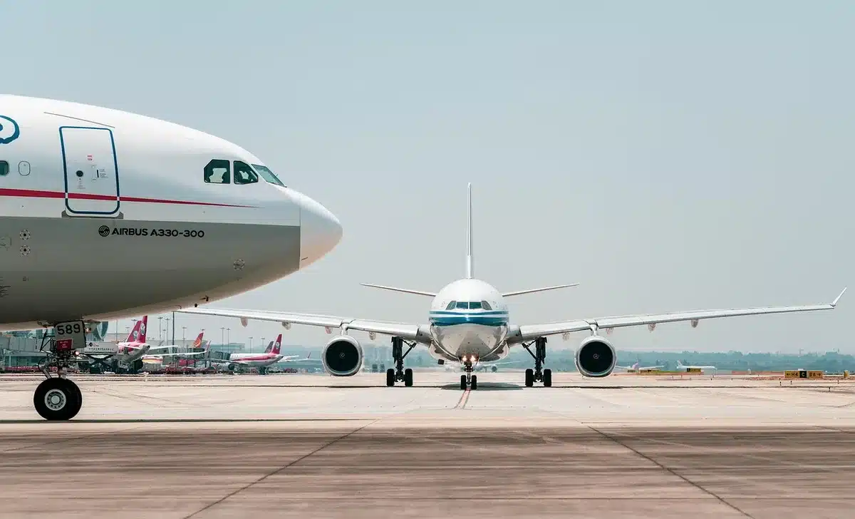 Voyageur en vêtements confortables marchant dans un hall d'aéroport lumineux