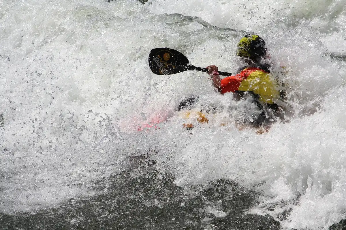 Personnes en paddle et kayak près du Cap d'Agde en journée