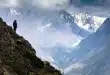 Plateforme d'observation ensoleillée sur le fjord du Saguenay avec randonneurs de dos