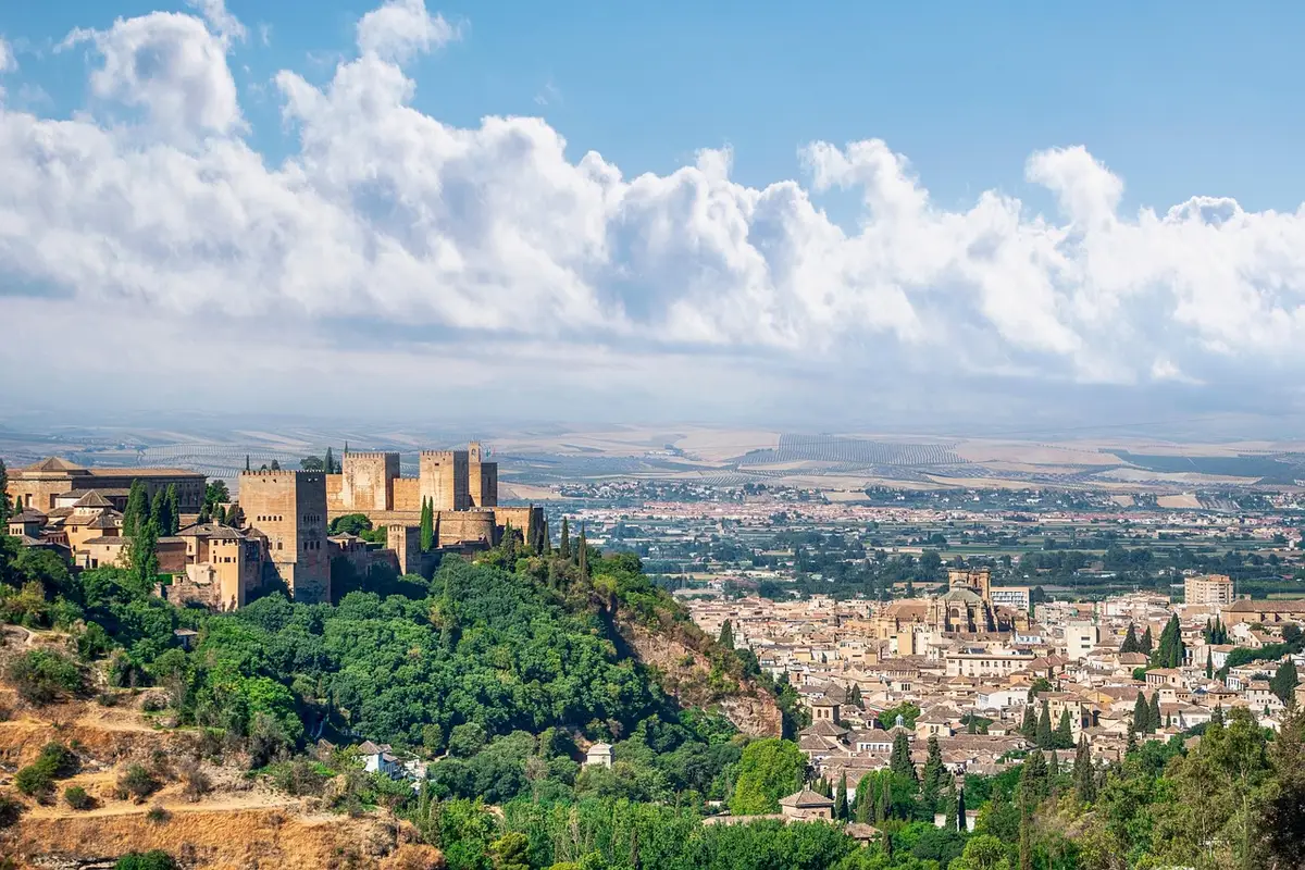 Détail des arcades nasrides et stucs de l'Alhambra vu de l'extérieur