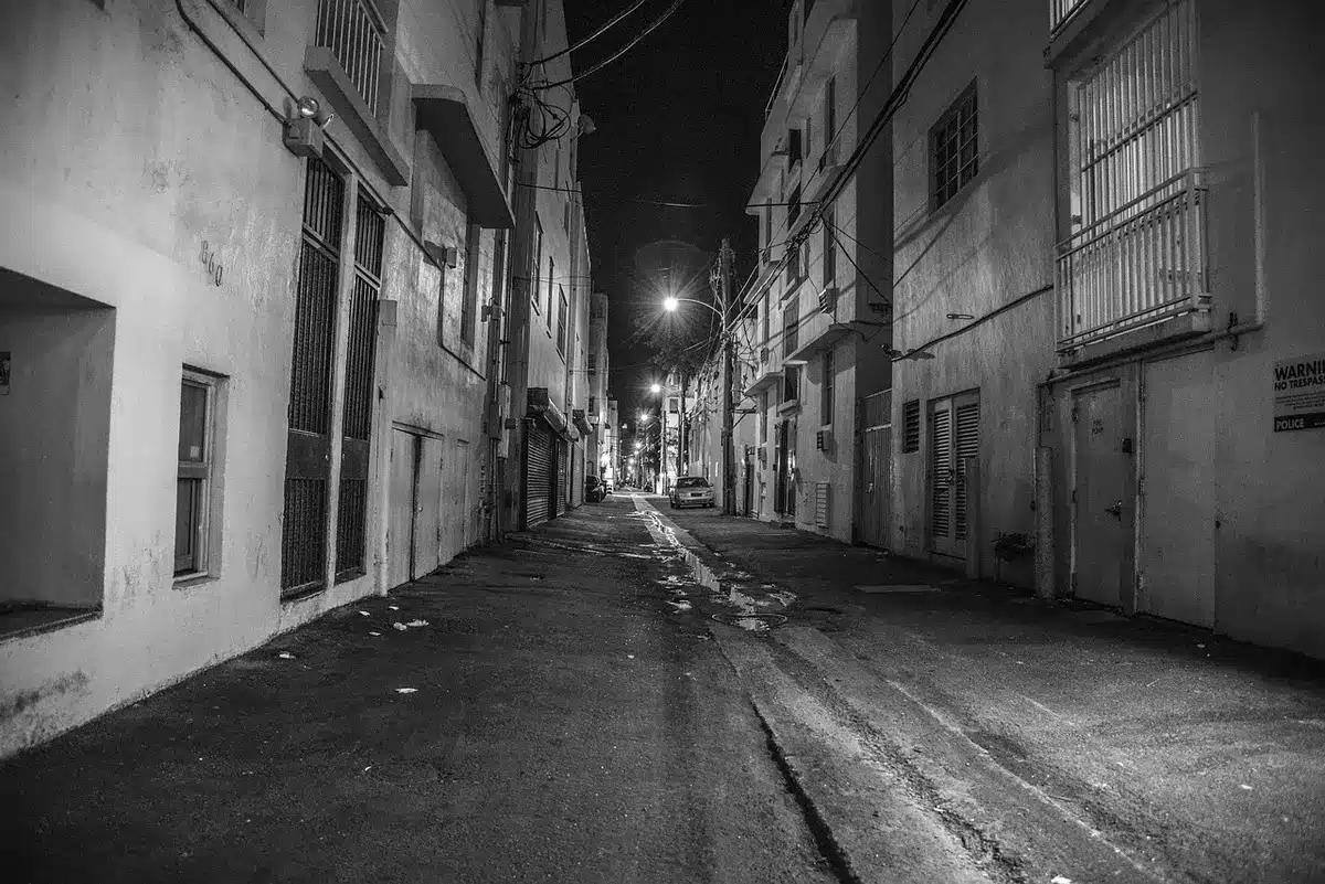 Ruelles blanches étroites de l'Albaicín baignées de lumière du jour