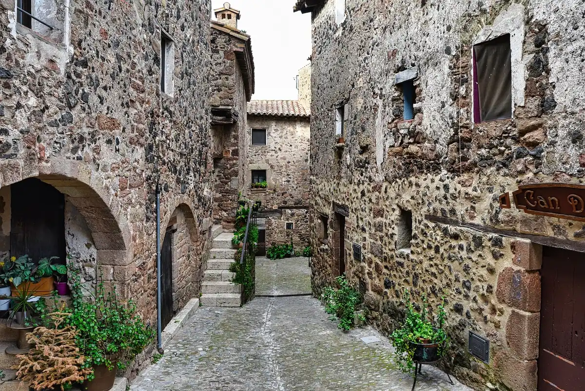 Ruelles pavées et façade d'abbaye à Saint-Antoine-l'Abbaye