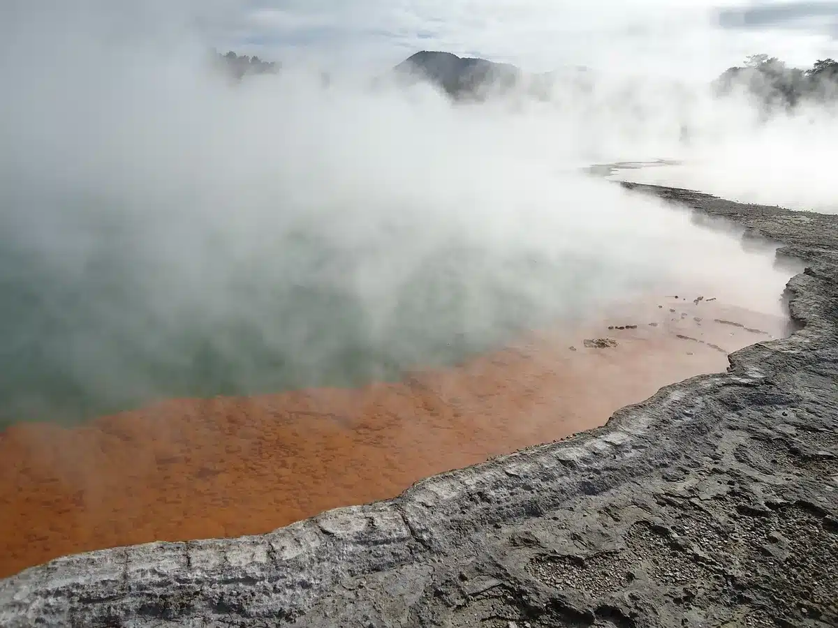 Baigneurs anonymes dans les eaux laiteuses du Blue Lagoon en journée