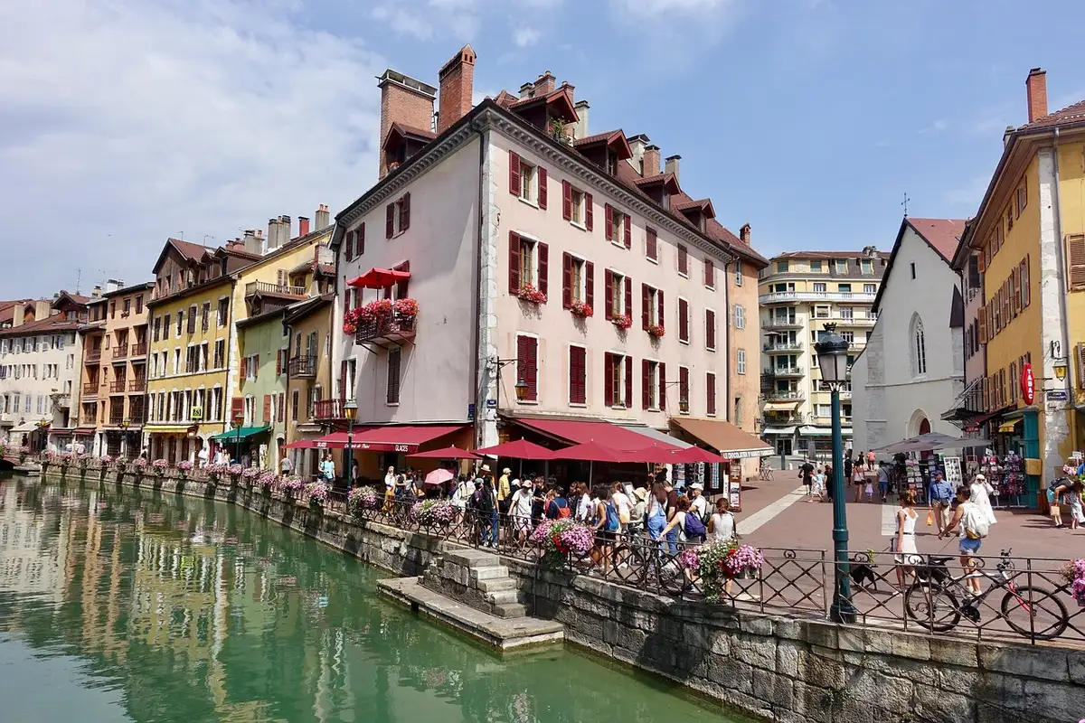 Vieille ville d'Annecy, canaux et rues pavées baignés de lumière