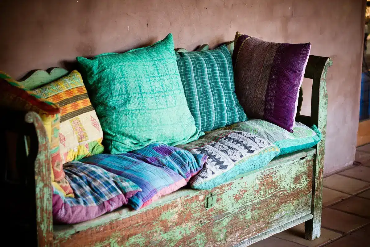 Chambre au décor rétro et couleurs vives illustrant le style kitsch de l'hôtel