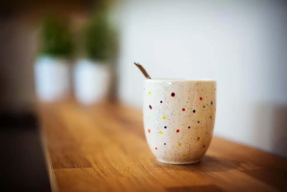 Panier de bienvenue avec café, thé et condiments disposés sur une table